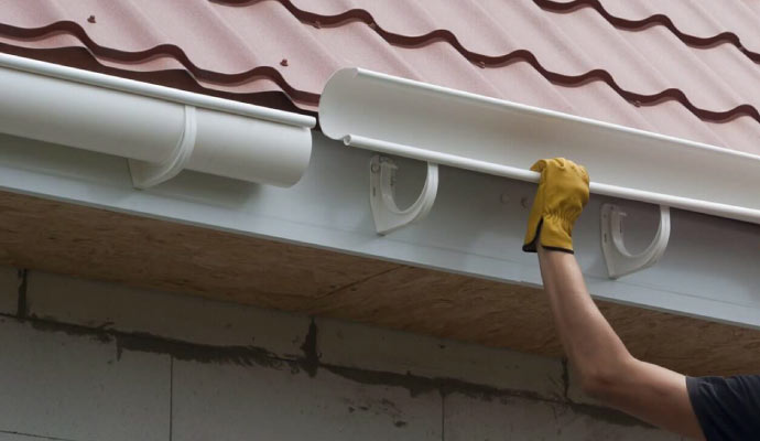 Expert worker replacing gutter.