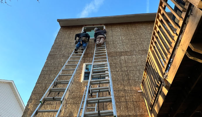 Expert installing window.