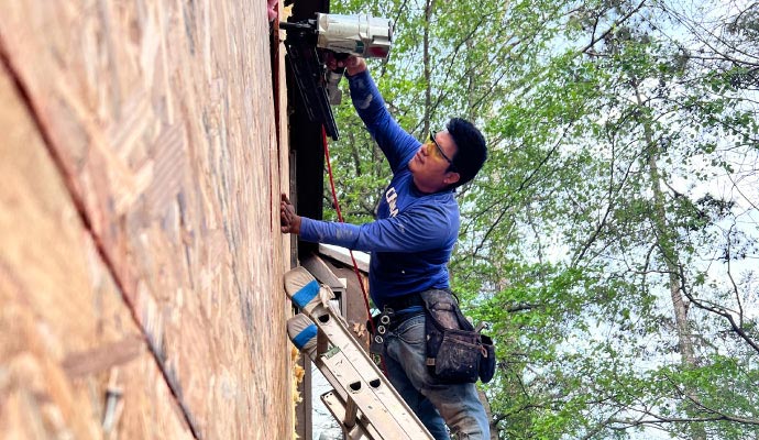 Expert installing siding.