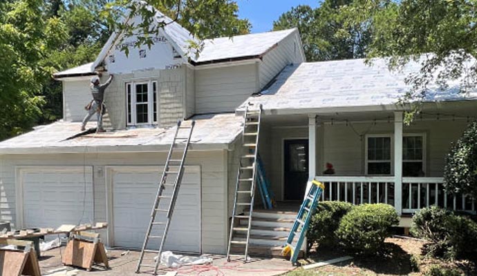 professional installing siding.